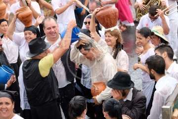  Baño de autoridades en las bodas de oro de la Traída del Agua (Foto TA)